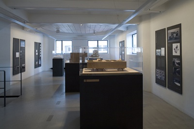 Blick in die Ausstellung "Alejandro de la Sota: Raummodelle"