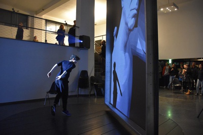 Performance: Die Tänzerinnen Esther Balfe und Christina Jauernik interagieren in Echtzeit mit der Rauminstallation