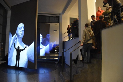 Performance: Die Tänzerinnen Esther Balfe und Christina Jauernik interagieren in Echtzeit mit der Rauminstallation