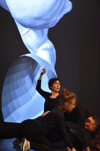 Performance: Die Tänzerinnen Esther Balfe und Christina Jauernik interagieren in Echtzeit mit der Rauminstallation