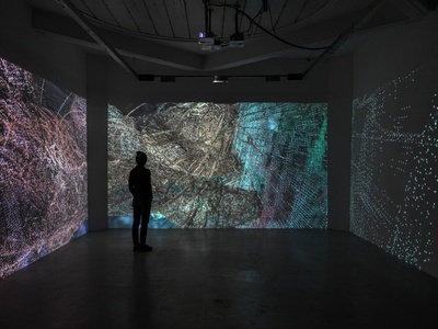 Blick in die Ausstellung im aut mit Installation "Head in a Cloud" von 2MVD