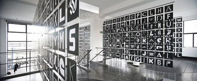 Installation "andreas uebele: alphabet innsbruck" im aut