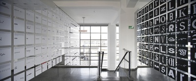 Installation "andreas uebele: alphabet innsbruck" im aut