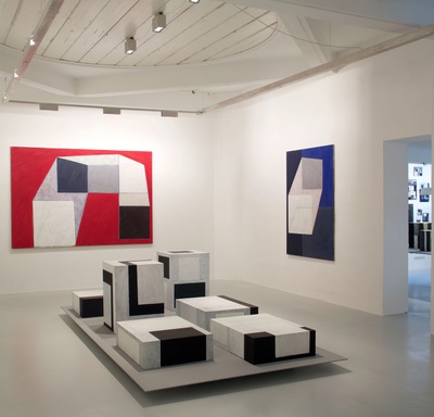 Blick in die Ausstellung "Arthur Salner: Raumbilderwelten" im aut – © Günter Richard Wett Blick in die Ausstellung "Arthur Salner: Raumbilderwelten" im aut