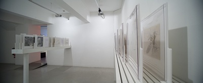 Blick in die Ausstellung "Friedrich Kiesler: Ausstellung als Wahrnehmungsapparat"