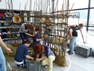 1:1 Modell im aut – Als Teil der Ausstellung realisierten SchülerInnen des BORG Innsbruck unter der Leitung von Monika Abendstein und Michael Engele im aut eine Lehmwand.