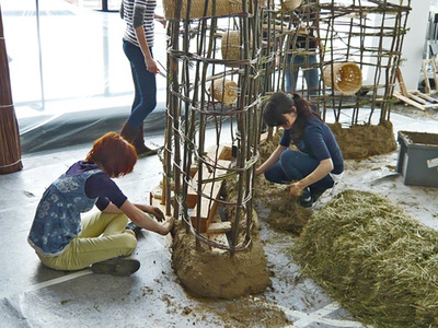1:1 Modell im aut – Als Teil der Ausstellung realisierten SchülerInnen des BORG Innsbruck unter der Leitung von Monika Abendstein und Michael Engele im aut eine Lehmwand.