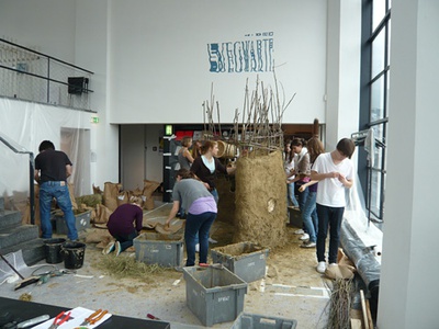 1:1 Modell im aut – Als Teil der Ausstellung realisierten SchülerInnen des BORG Innsbruck unter der Leitung von Monika Abendstein und Michael Engele im aut eine Lehmwand.