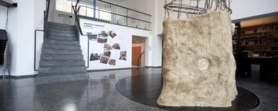 Diébédo Francis Kéré: Nachhaltige Architektur für Afrika – Lehmwand erbaut von SchülerInnen des BORG Innsbruck gemeinsam mit dem Künstler Michael Engele