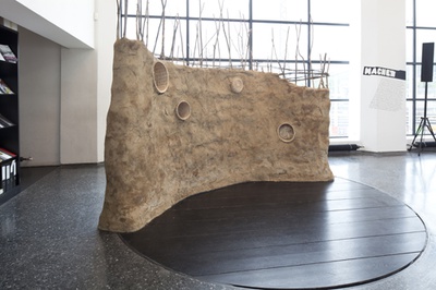 Diébédo Francis Kéré: Nachhaltige Architektur für Afrika – Lehmwand erbaut von SchülerInnen des BORG Innsbruck gemeinsam mit dem Künstler Michael Engele