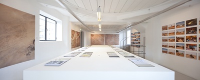 Manuel Herz: Flüchtlingslager – Idealstädte in Staub und Schmutz – Blick in die Ausstellung