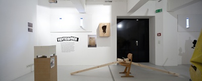 Michl Schmidt + Peter Wendl: Verteidigung des Normalzustands – Blick in die Ausstellung