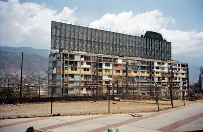 Caracas, 23 de Enero, aus der Serie „Caracas, hecho en Venezuela“, 2003 – © BitterWeber Caracas, 23 de Enero, aus der Serie „Caracas, hecho en Venezuela“, 2003