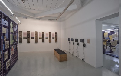 Blick in die Ausstellung "Boden für Alle. Eigennutz oder Gemeinwohl?" im aut