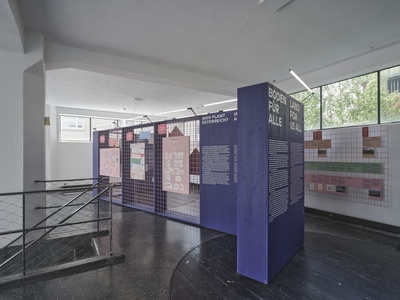 Blick in die Ausstellung "Boden für Alle. Eigennutz oder Gemeinwohl?" im aut