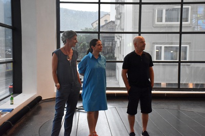 Eröffnung der Ausstellung mit Katharina Ritter, Karoline Mayer und Arno Ritter (von links nach rechts).