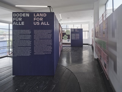 Blick in die Ausstellung "Boden für Alle. Eigennutz oder Gemeinwohl?" im aut
