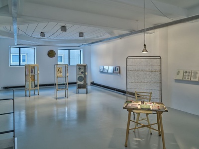 Blick in die Ausstellung "Von Gärten, Pflanzen und Menschen" im aut in Innsbruck