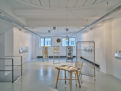 Blick in die Ausstellung "Carmen Müller: Von Gärten, Pflanzen und Menschen".