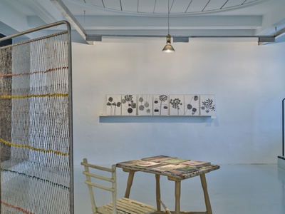 Blick in die Ausstellung "Carmen Müller: Von Gärten, Pflanzen und Menschen".