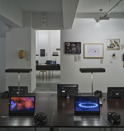 Blick in die Ausstellung "Die Körper und der Raum. 114 Beiträge zu einer sinnlichen Erkenntnis" im aut – © Günter Richard Wett