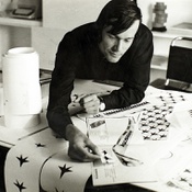 Egon Rainer bei der Arbeit am Design des Kneissl Ski, 
um 1970