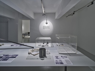 Blick in die Ausstellung "Egon Rainer: Ordnung und Lebendigkeit" im aut