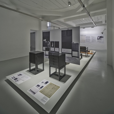 Blick in die Ausstellung "Egon Rainer: Ordnung und Lebendigkeit" im aut, Raum 1 mit Anbaumöbelprogramm