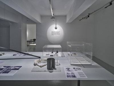 Blick in die Ausstellung "Egon Rainer: Ordnung und Lebendigkeit" im aut, Raum 2 - Detail Kunstobjekte