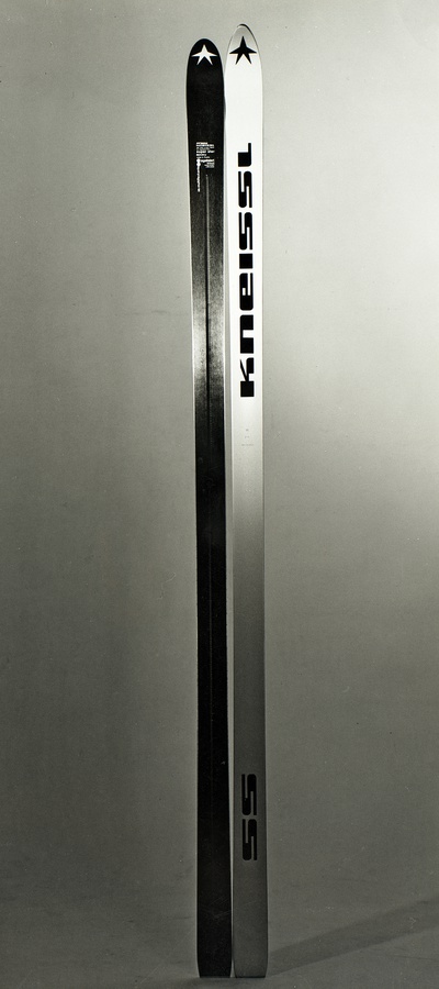 Der von Egon Rainer designte und 1970 auf der „ispo“ in München vorgestellte Ski „Kneissl Super Star“