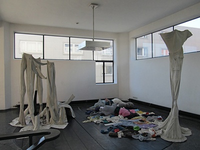 eins zu zwei – zwei zu eins – Blick in die Ausstellung im aut – Kleiderlandschaft (the next ENTERprise – architects); Bildnachweis: © aut