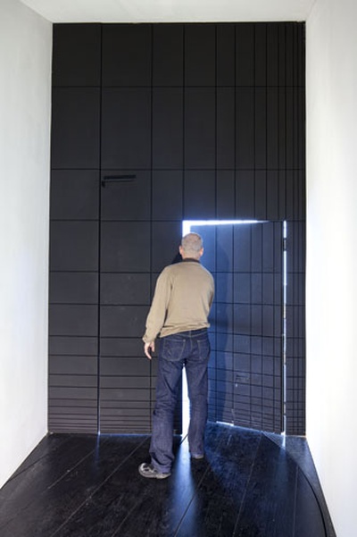 eins zu zwei – zwei zu eins – Blick in die Ausstellung im aut – Türe (EOOS) – Eingang unter Verwendung von Le Corbusiers Modulor; Bildnachweis: © B&R