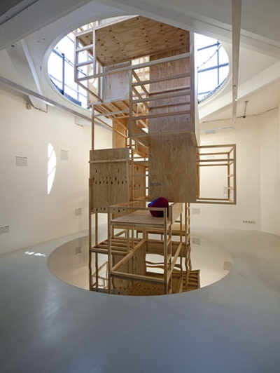 eins zu zwei – zwei zu eins – Blick in die Ausstellung im aut – "Das gestapelte Kinderzimmer" (the next ENTERprise – architects); Bildnachweis: © B&R