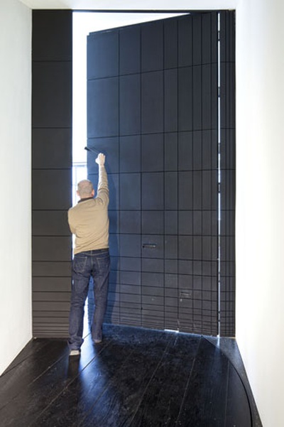 eins zu zwei – zwei zu eins – Blick in die Ausstellung im aut – Türe (EOOS) – Eingang unter Verwendung von Le Corbusiers Modulor; Bildnachweis: © B&R