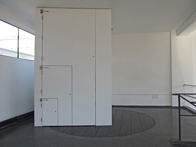 eins zu zwei – zwei zu eins – Blick in die Ausstellung im aut – Türe (EOOS) – Ritueller Eingang unter Verwendung von Le Corbusiers Modulor; Bildnachweis: © aut