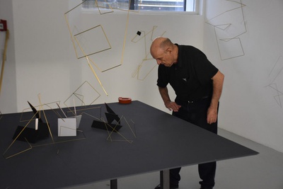 Franco Clivio beim Aufbau der Ausstellung "Manifolds"