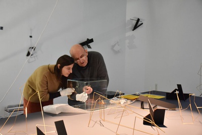 Franco Clivio beim Aufbau der Ausstellung "Manifolds"