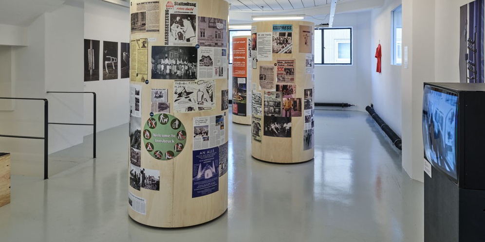 Blick in die Ausstellung im aut – Litfaßsäulen "Kulturräume" und "Öffentlicher Raum"