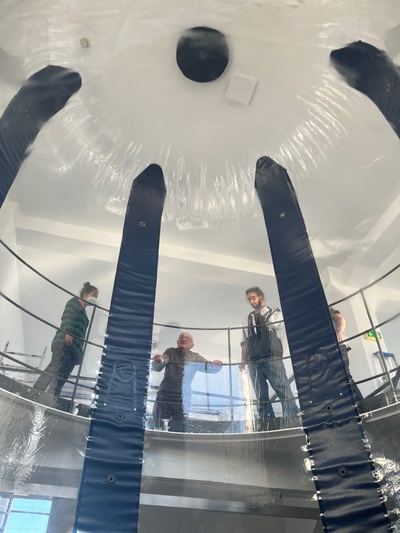 Aufbau der Ausstellung mit Hans-Walter Müller im aut