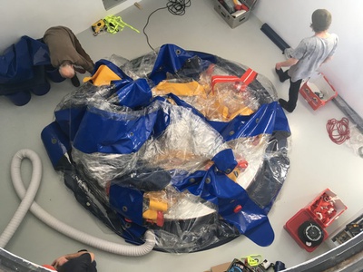 Aufbau der Ausstellung mit Hans-Walter Müller im aut