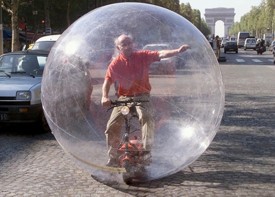 Hans-Walter Müller mit seinem Elektroroller im „Ballon transparent“ bei einer Fahrt durch das Stadtzentrum von Paris anlässlich des Weltumwelttages, 2001