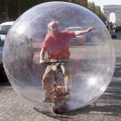 Hans-Walter Müller mit seinem Elektroroller im „Ballon transparent“ bei einer Fahrt durch das Stadtzentrum von Paris anlässlich des Weltumwelttages, 2001