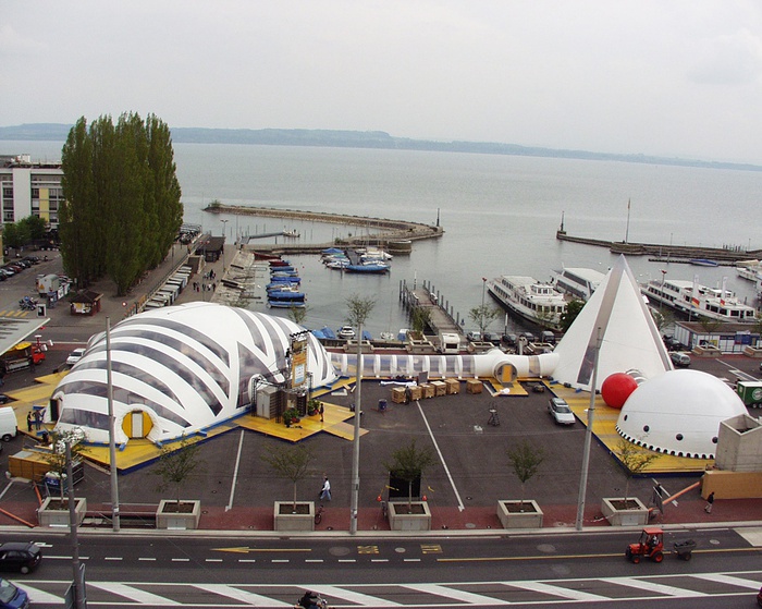 Kombination aus drei Volumen für ein Festival im Hafen von Neuchâtel, 2001