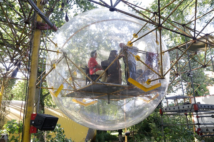 „Klangstruktur mit Resonanzkugel“ auf dem Gelände von La Ferté-Alais, 2019