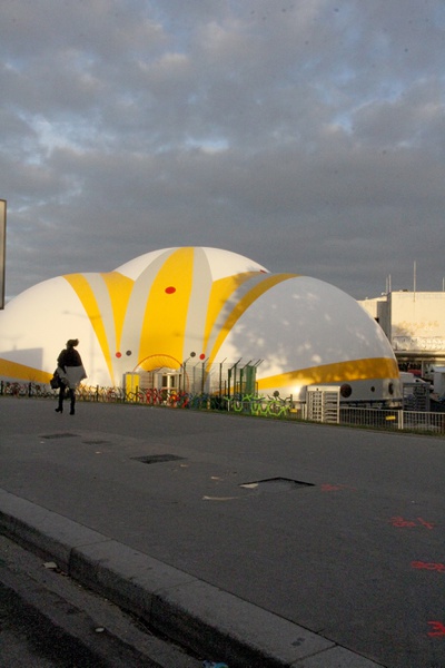 Zentrale Anlaufstelle einer temporären Flüchtlingsunterkunft an der Porte de la Chapelle in Paris, 2016