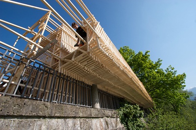 Aus einfachen Holzlatten ensteht eine Architekturskulptur.