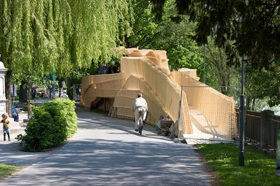 Aus einfachen Holzlatten ensteht eine Architekturskulptur.
