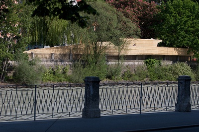 Aus einfachen Holzlatten ensteht eine Architekturskulptur.