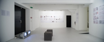 Blick in die Ausstellung "Karl Wutt: Stile von Gegenden und Gegenständen"