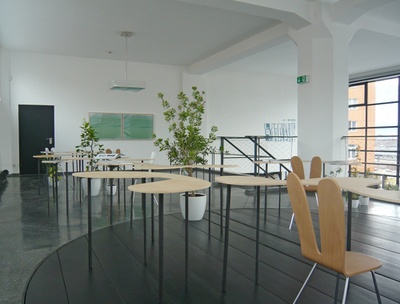 Blick in die Ausstellung – Galerieebene mit Tischkombinationen "Bordeaux 2" von SANAA